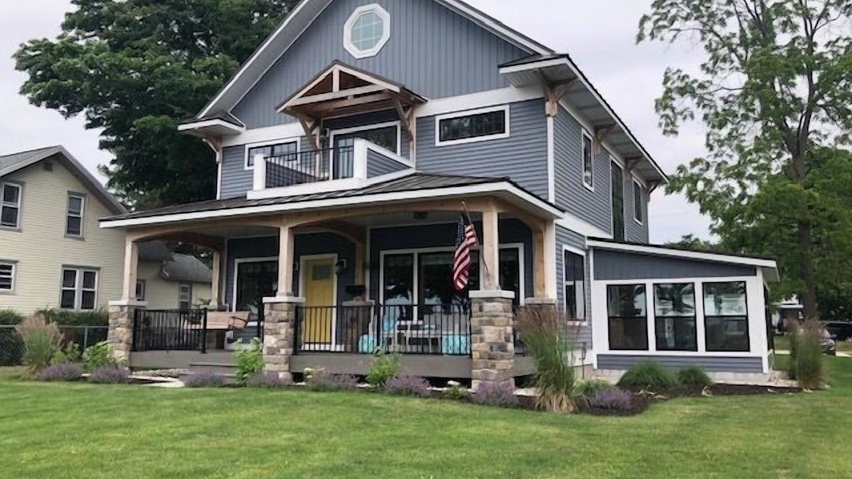 Ludington House | Luxurious 4 Bedroom, 3 Bath home, Steps from Stearns Park and Lake MI!