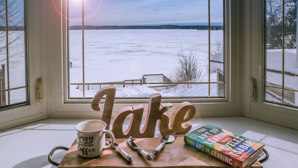 Chisholm House | Luxurious 4 Bedroom Lakefront Paradise
