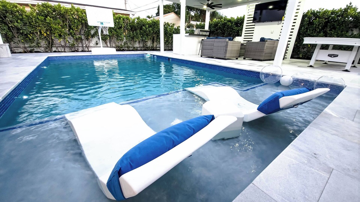 Driftwood House | Luxurious 4-bedroom house close to HARD ROCK CASINO