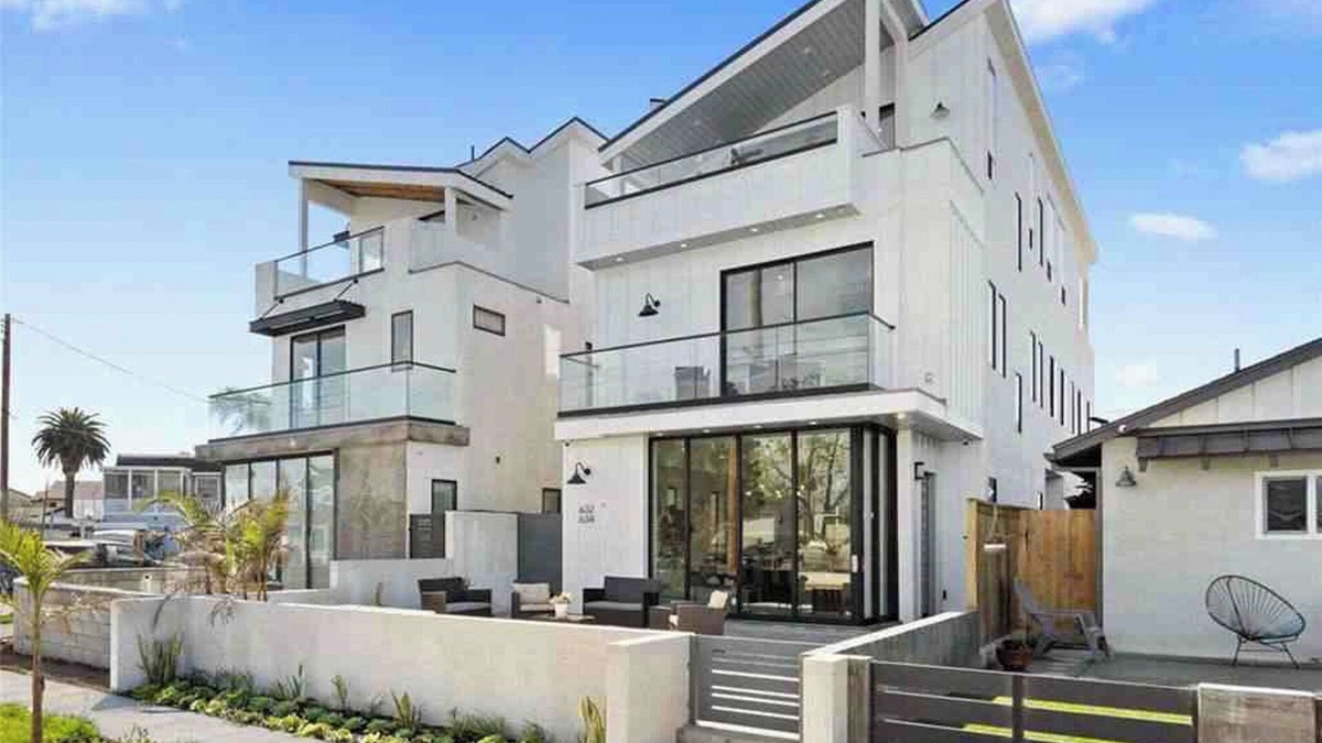 Huntington Beach House | Luxurious 4-BR, 4.5-Bath Retreat with AC & Stunning Coastal Vibes