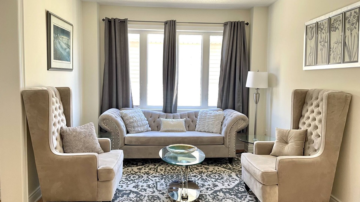 Lindsay House | Luxurious 4bdrm family home in the Kawartha Region close to great hiking trails