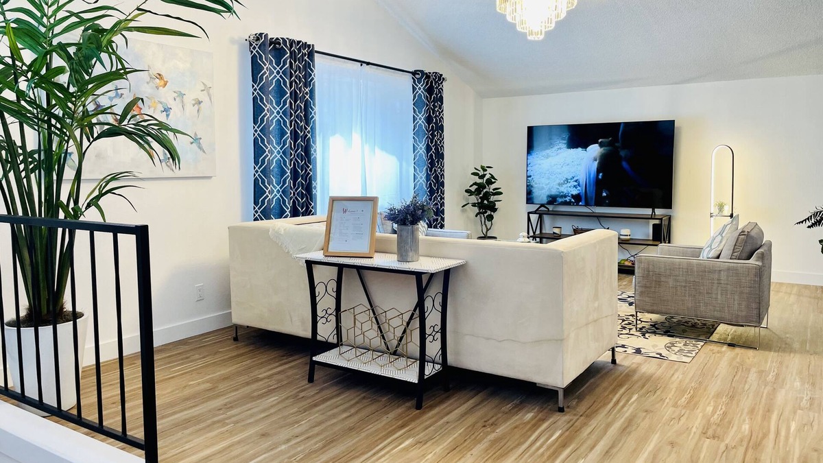 Las Vegas House | Luxurious 4Br 5Bds Cozy Home at Excellent Location