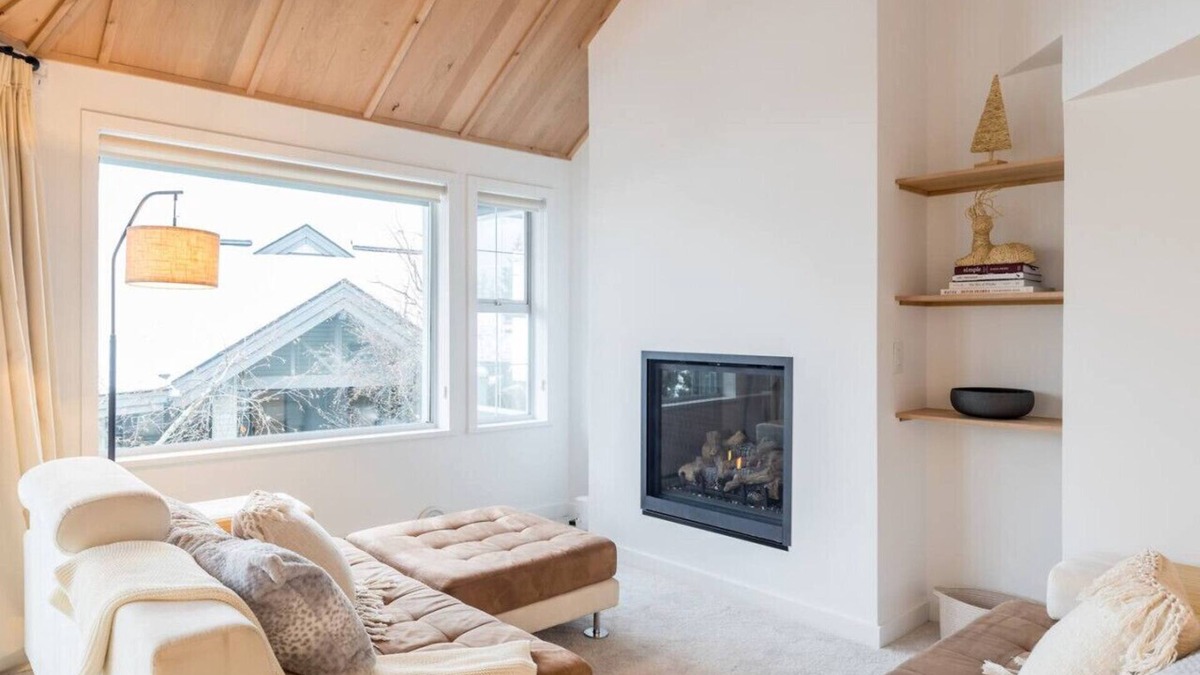 Blueberry Hill Apartment | Luxurious 4BR: Patio/BBQ, 5 min to Village & Lakes