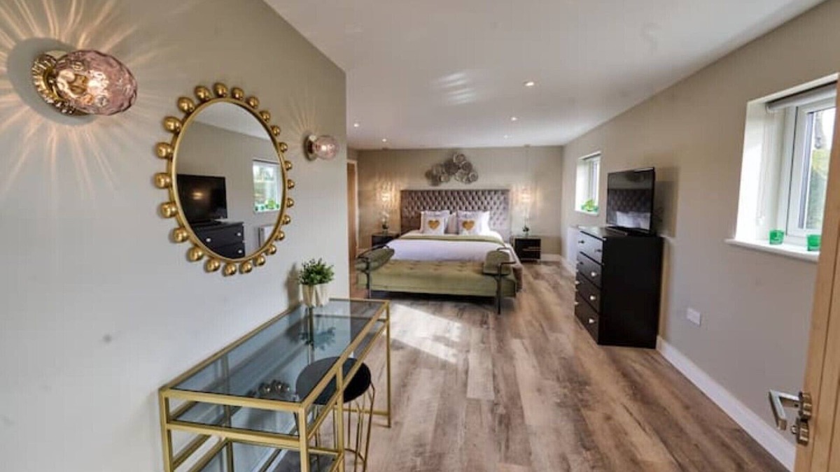 Ham Cottage | Luxurious 5-Bed House with Pool, Hot Tub & Parking