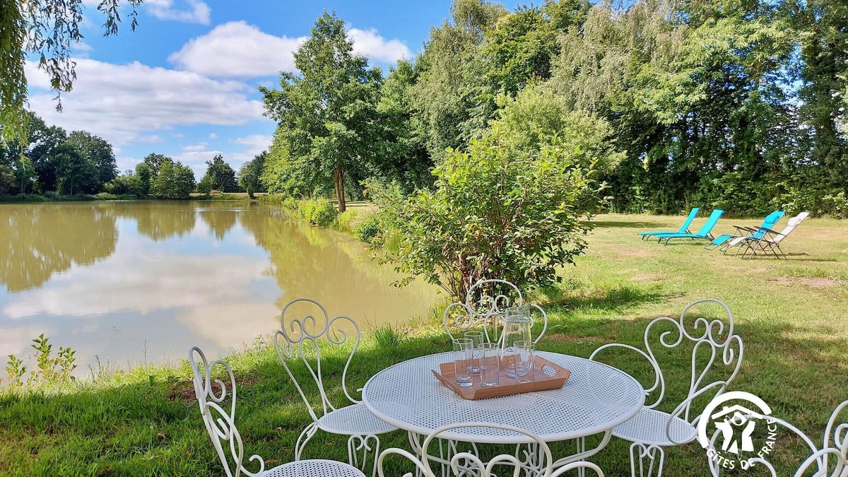 Aron Cottage | Luxurious 5-Bed Home, Private Lake, Games, Near Historic Sites