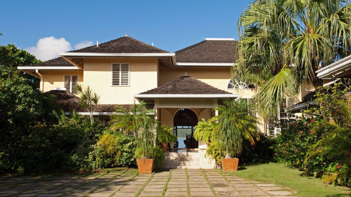 Discovery Bay Villa | Luxurious 5 Bedroom Villa on Private Beach with Tennis and Pickleball Court