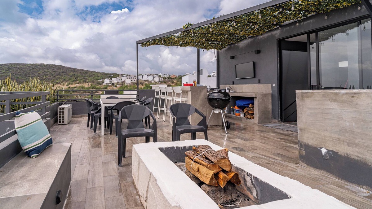 Queretaro Municipality House | Luxurious 5-Bedroom House with air-conditioning & Private Rooftop in Juriquilla