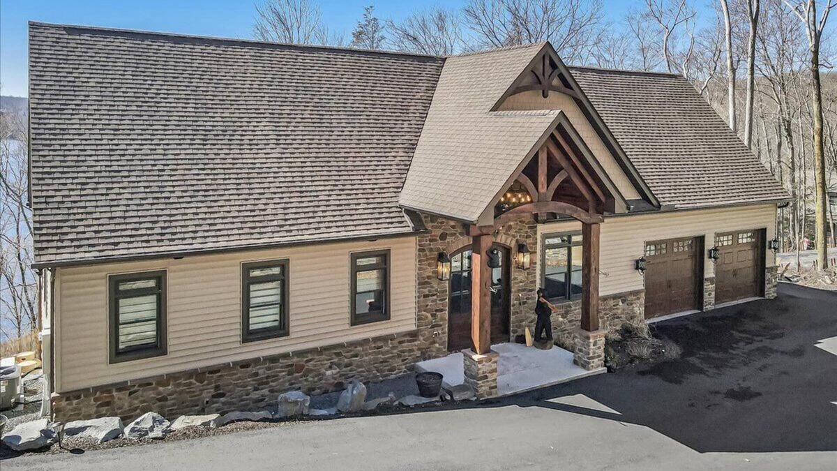 Wallenpaupauk Lake Estates House | Luxurious 5-bedroom house overlooking Lake Wallenpaupack with AC & WiFi