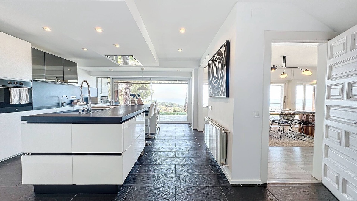 Cabrils Villa | Luxurious 5-bedroom villa with WiFi, AC in enchanting Cabrils