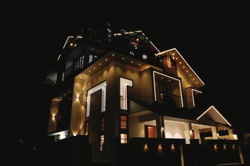 Malappuram Villa | Luxurious 5000 SQFT Mansion with Modern Comforts And Spacious Elegance