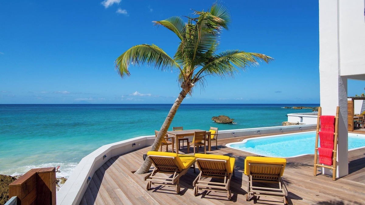 Beacon Hill Villa | Luxurious 6-bedroom Beach Front villa in Beacon Hill