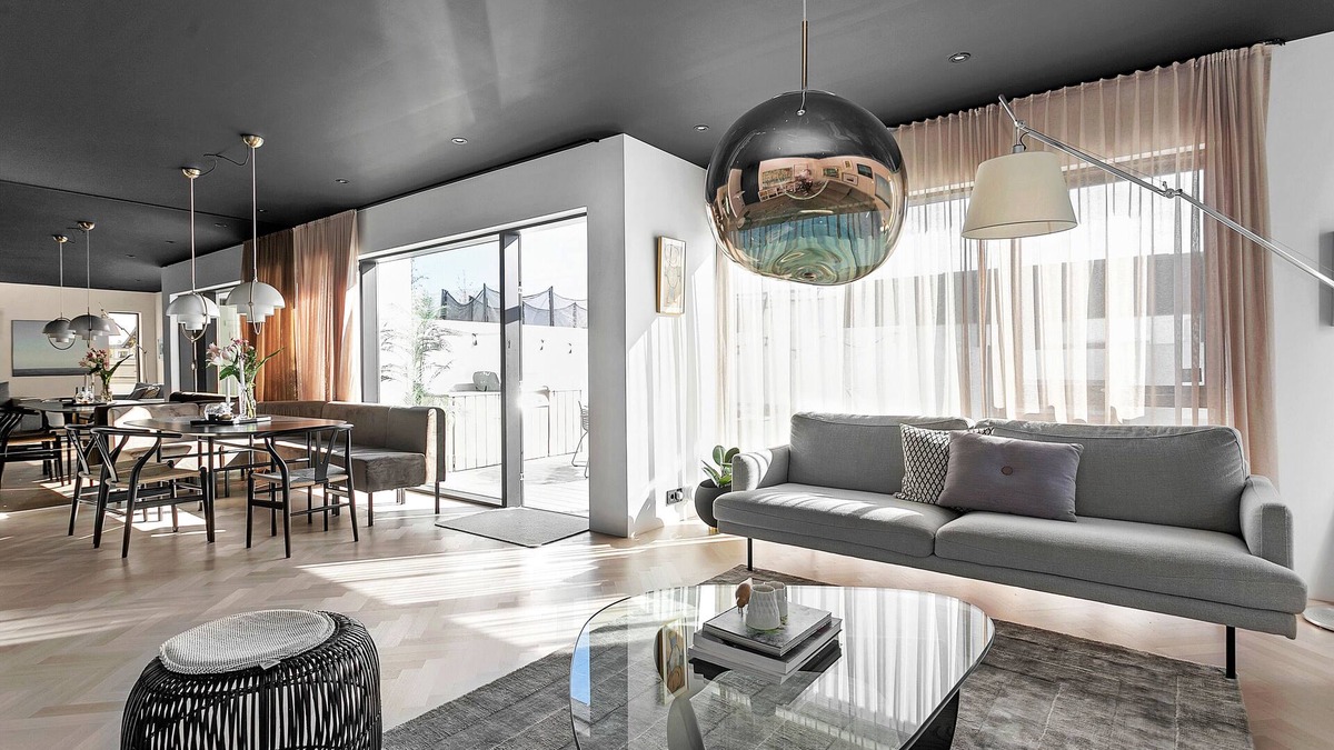 Garðabær House | Luxurious 6 bedroom townhouse with geothermal hot tub. 10min from downt. Reykjav