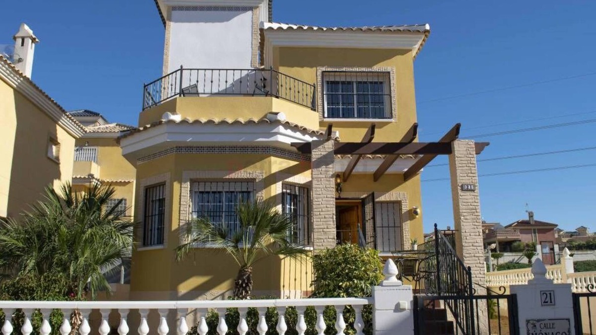 Lo Crispin Villa | Luxurious 6 person holidayhome quietly in a residential area 12 minutes from sea