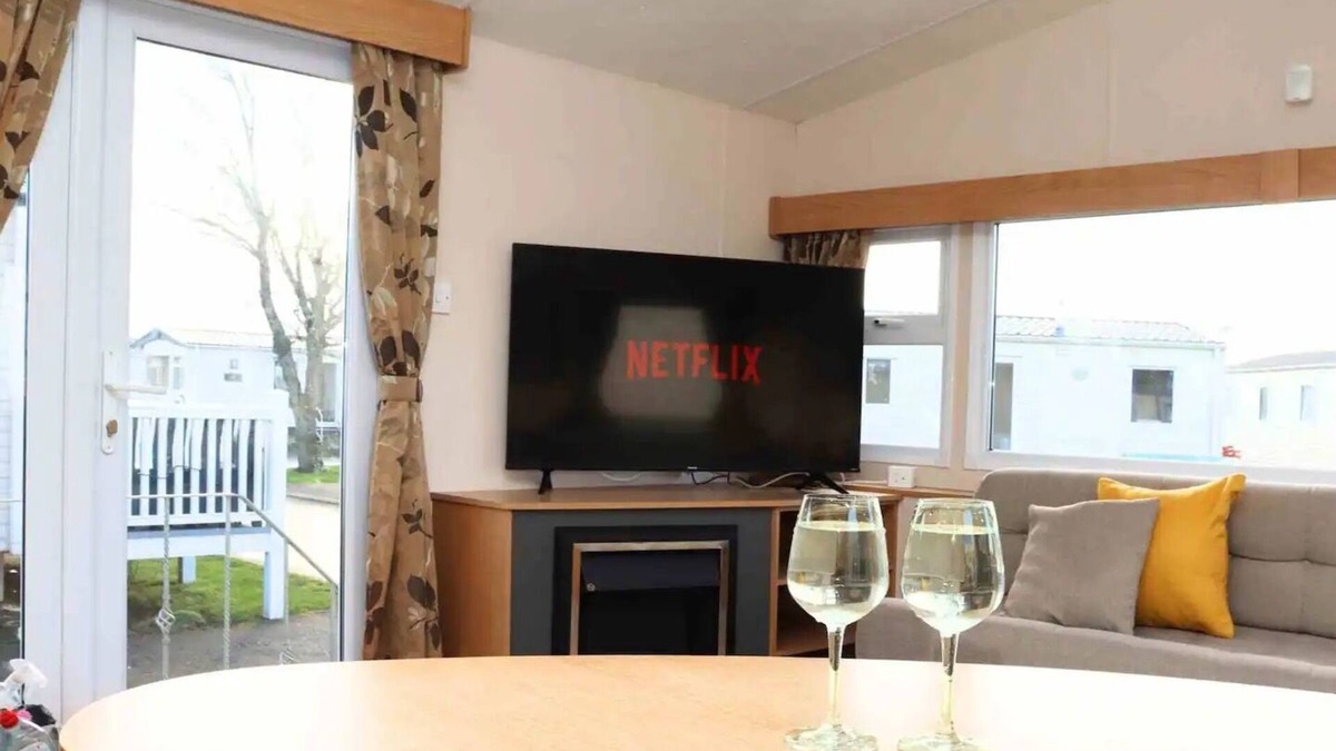 Porthcawl House | Luxurious 6 Sleeper Caravan Trecco Bay Essentials Included