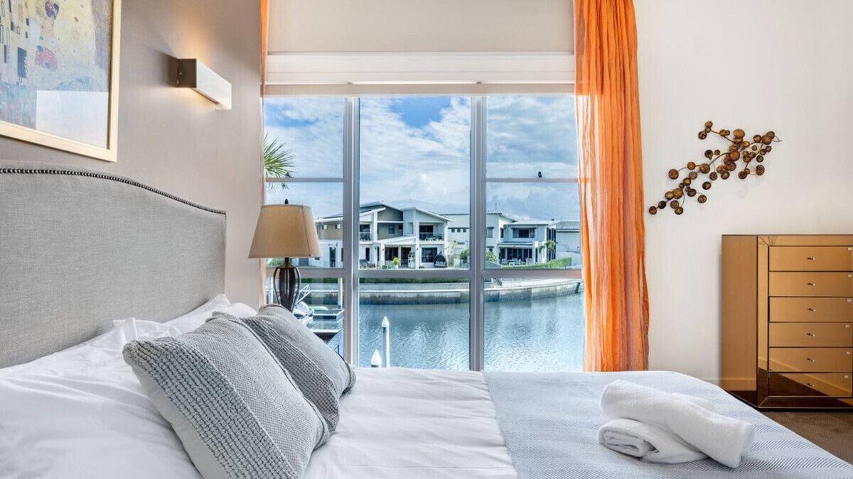 Biggera Waters House | Luxurious 6BR Retreat W/Pool & Port @BiggeraWaters