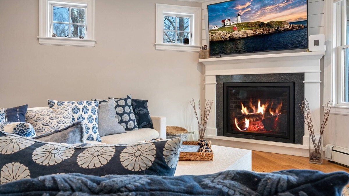 Cape Porpoise House | Luxurious 6BR w GuestHouse - FirePit - ChefsKitchen - 5MinsToDockSquare - Slps14