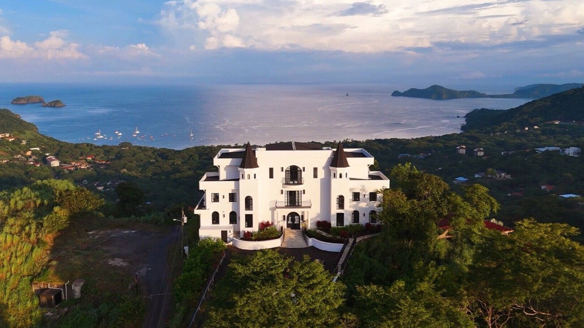 Playa Hermosa Villa | Luxurious 7-bedroom Castle on top of a mountain in Playa Hermosa Costa Rica