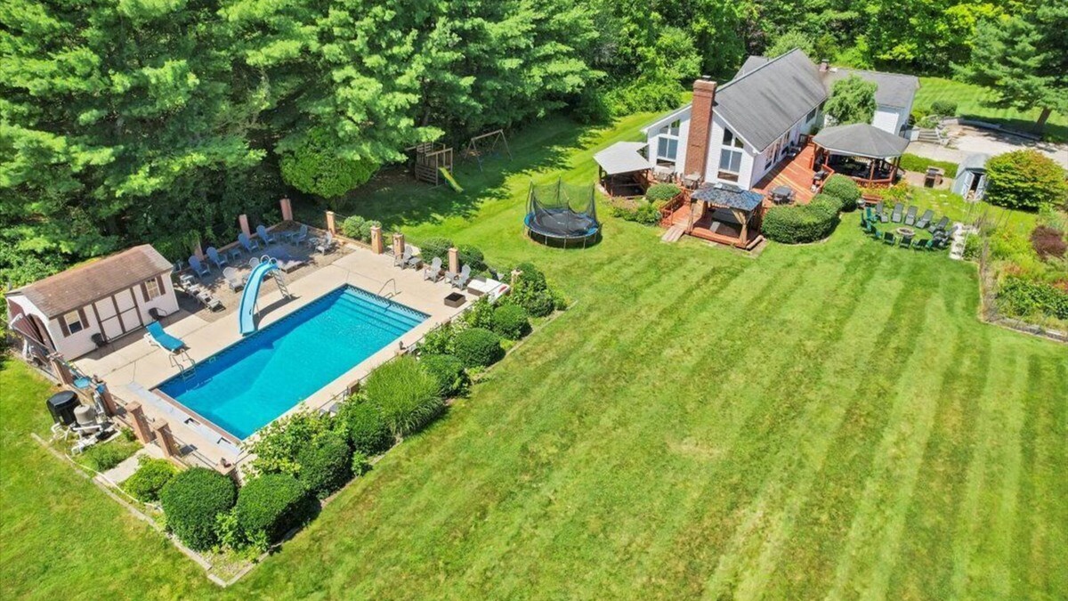 Monroe Villa | Luxurious 7 Bedroom Estate with Heated Pool and Hot Tubn