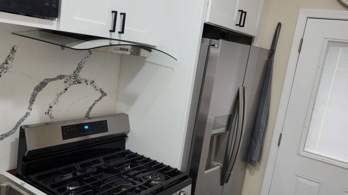 Quartz Hill Apartment | Luxurious All Private 1 bedroom Guest Suite, King bed in Lancaster with AC, WiFi