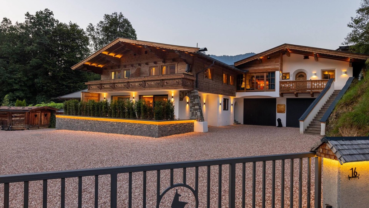 Kitzbuehel Apartment | Luxurious Alpine retreat with sun terrace