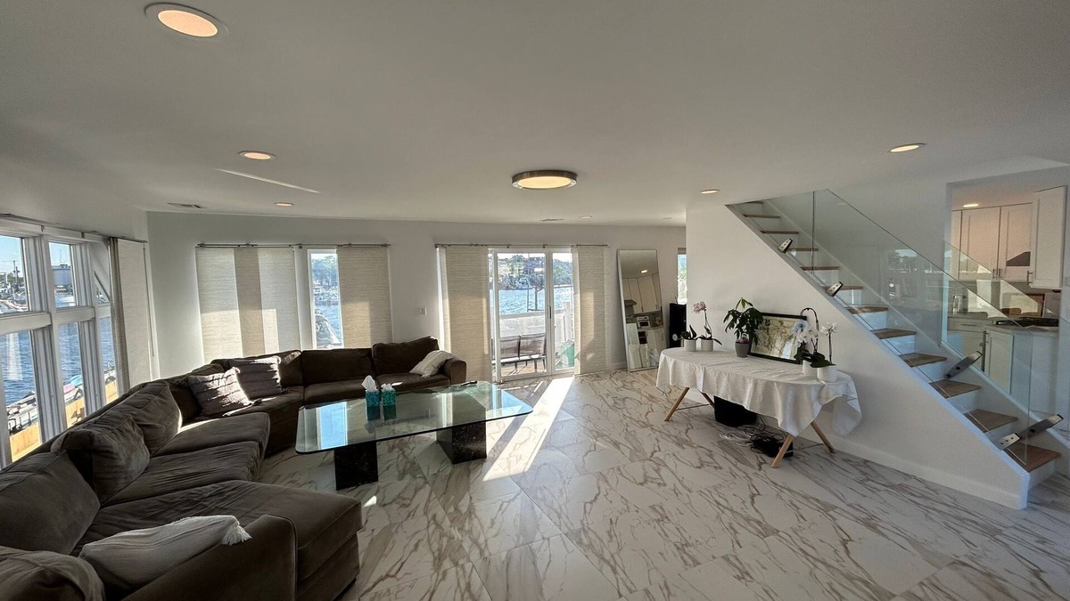 Sheepshead Bay House | Luxurious Amenity Filled Water-Front Home in Family Friendly Neighborhood.