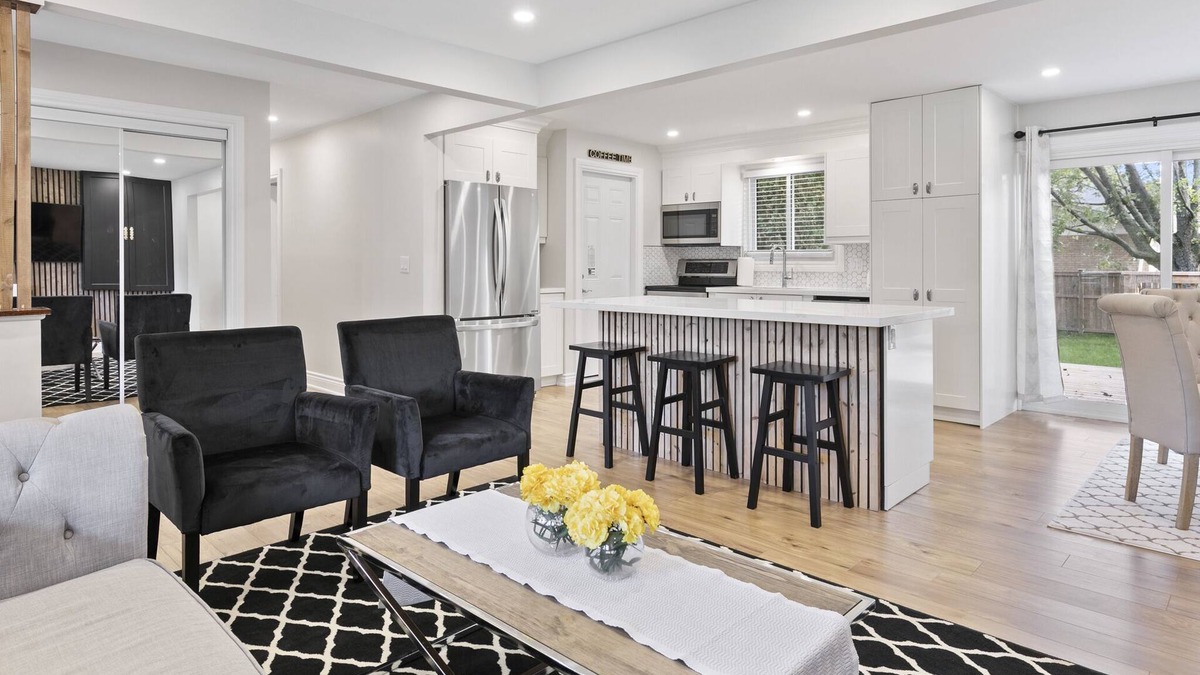 Amherstburg House | Luxurious and Cheerful House in Monopoly Subdivision