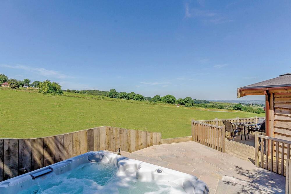 Ashover Ski Chalet | Luxurious and contemporary lodge with stunning countryside views.