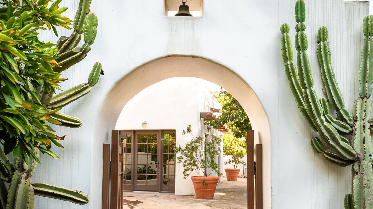 Redlands House | Luxurious and private Santa Fe-style guesthouse with 31 day minimum stay