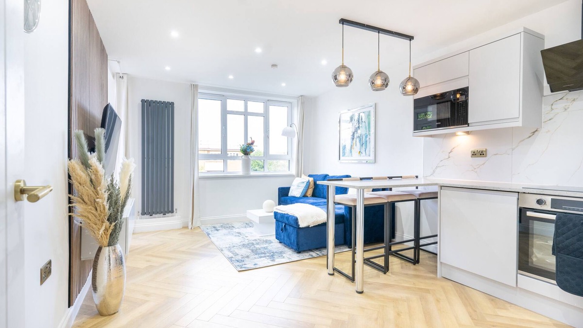 Thornton Apartment | Luxurious And Spacious 4-bed Flat With Balcony