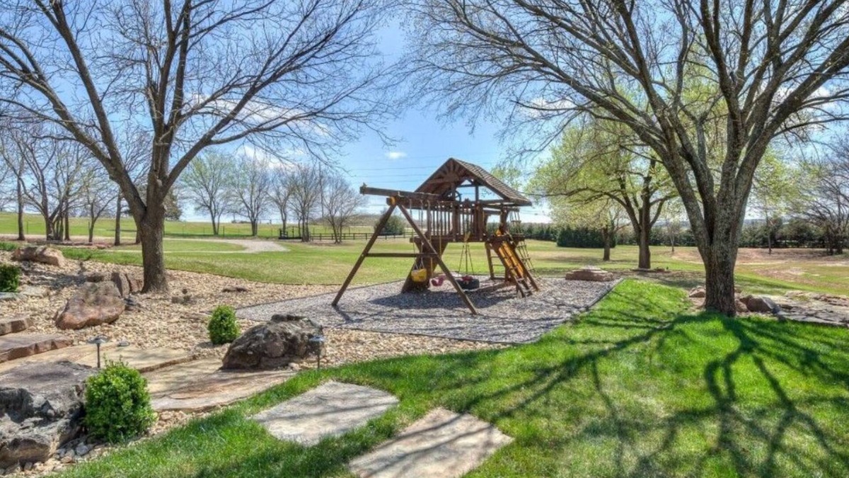 Wheatland House | Luxurious and Spacious Home along Rt 66 in Countryside of Arcadia, OK