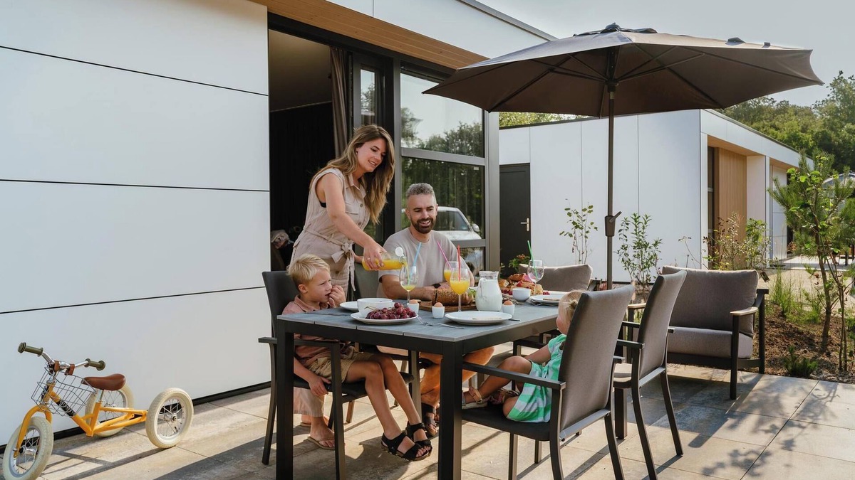 Vogelenzang House | Luxurious and sustainable 4-person holiday villas with high windows, completely gas-free and equipped with solar panels. Enjoy a stylish living room, luxury kitchen, two comfortable bedrooms and a spacious bathroom with rain shower. Including made be