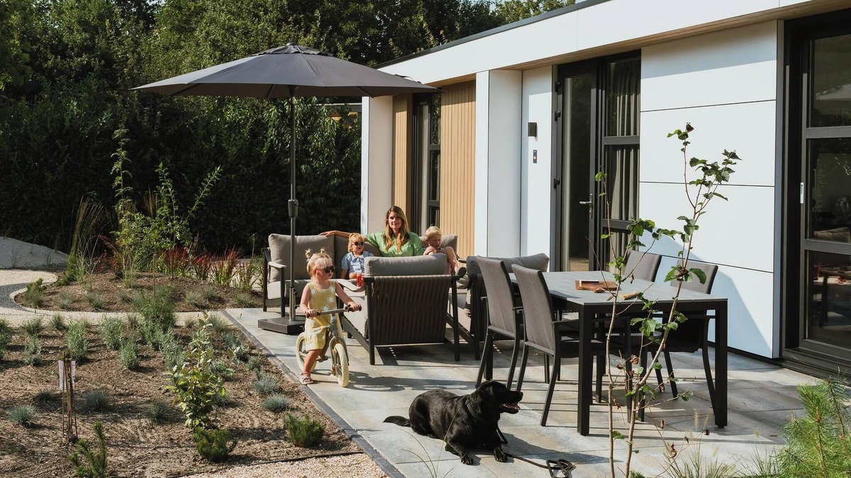 Vogelenzang House | Luxurious and sustainable 4-person holiday villas with high windows, completely gas-free and equipped with solar panels. Enjoy a stylish living room, luxury kitchen, two comfortable bedrooms and two ensuite bathrooms with walk-in shower. Including ma