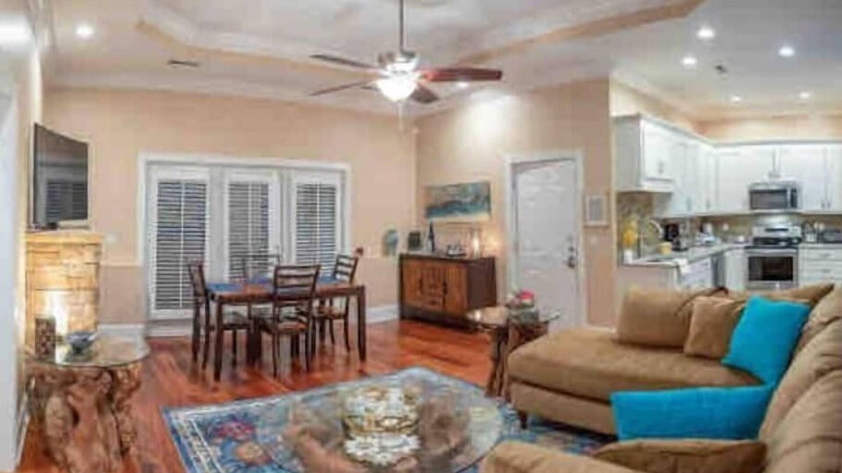 Graysville House | Luxurious and Upscale 2 Bedroom Home Apartment with Huge Office