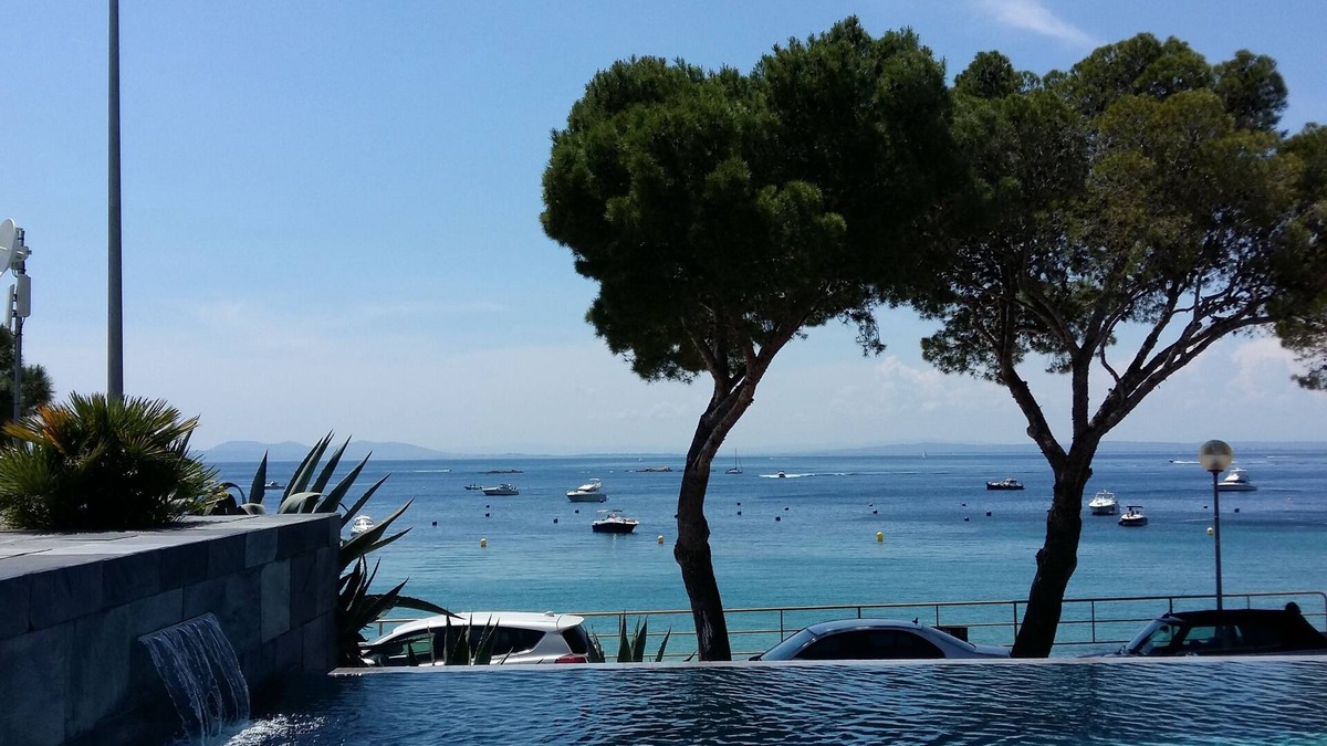 Almadraba-Canyelles Apartment | Luxurious apartment in front of the beach, pool, parking and spectacular views