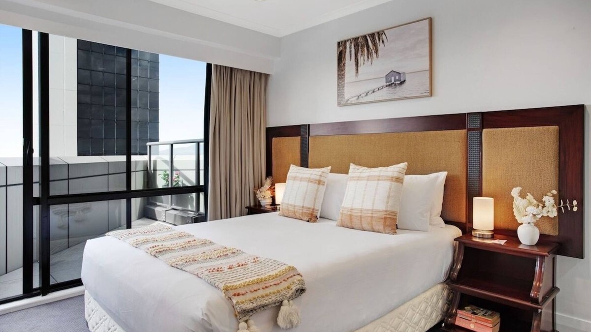 Takapuna Apartment | Luxurious Apt with Rooftop Heated Pool Gym Tennis