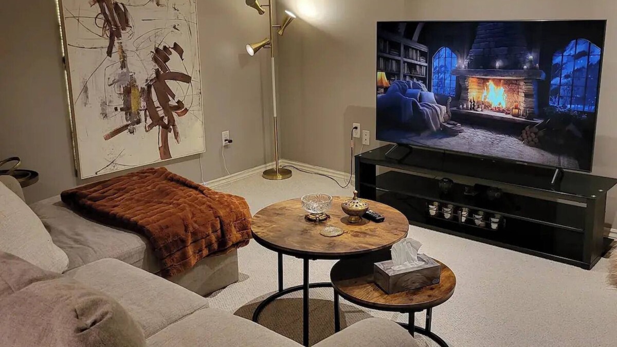 Meadowvale Village Apartment | Luxurious Basement Apartment with Pool