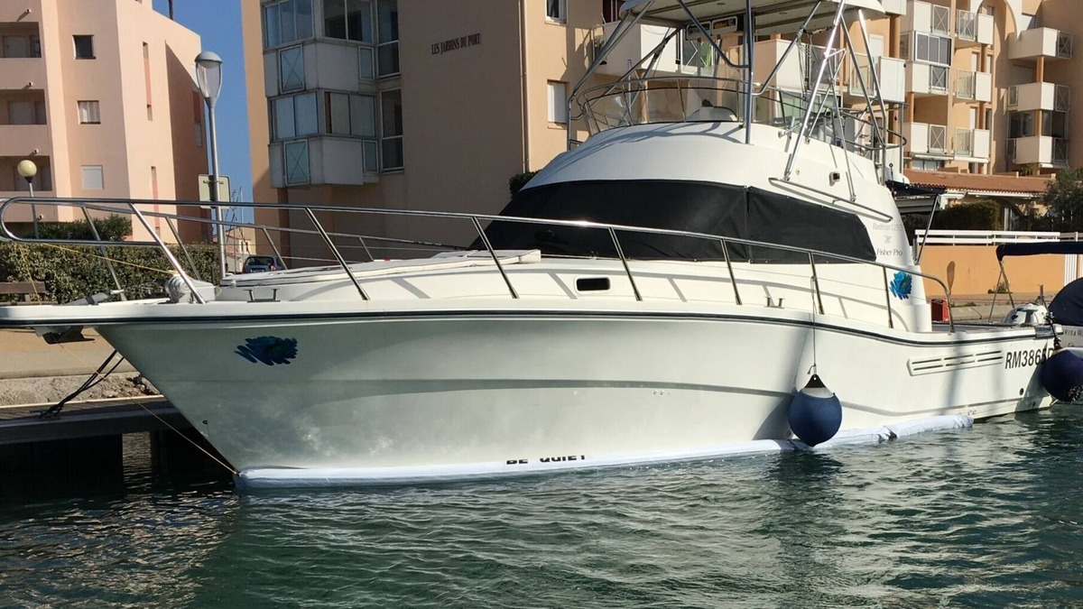 Frontignan Boat Rental | Luxurious boat near the beach