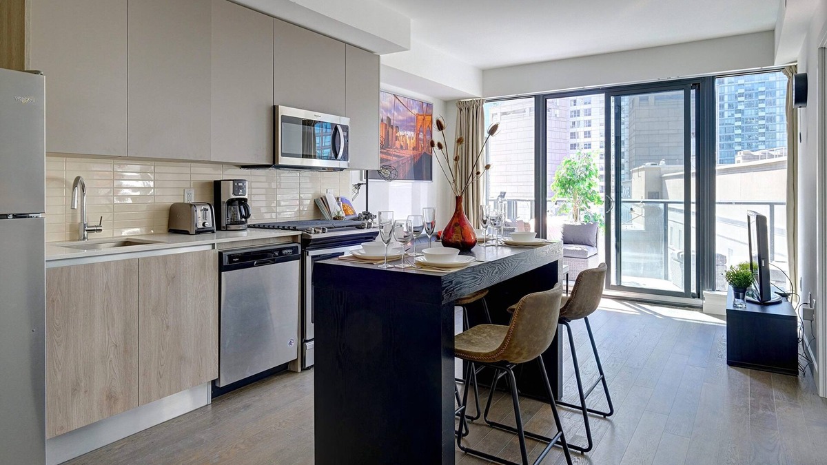 St. Lawrence Condo | Luxurious Brand New 2 BDRM 2 Bath Condo Downtown Toronto