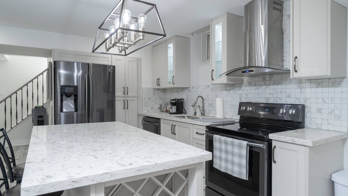 Markham Apartment | Luxurious Bright Basement Apartment!