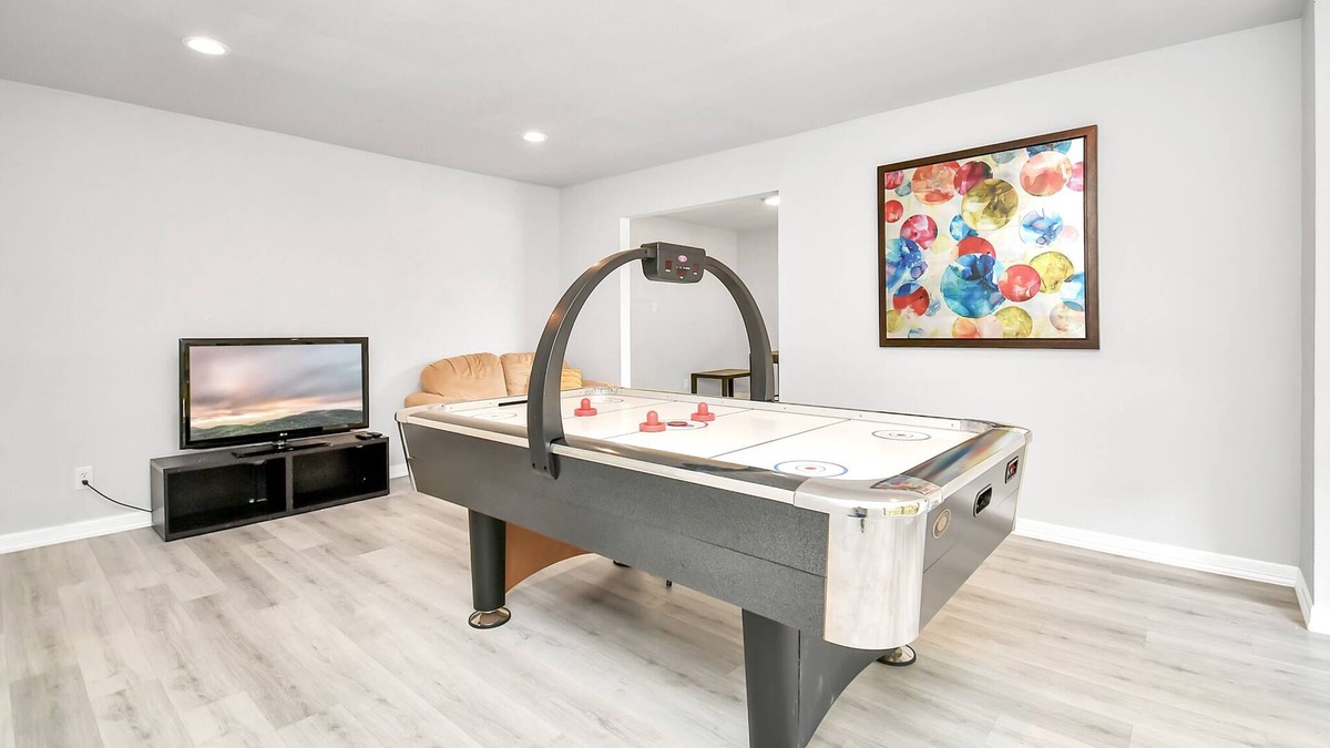 Braeburn House | Luxurious & Bright ~ King Beds ~ Games ~ Backyard!