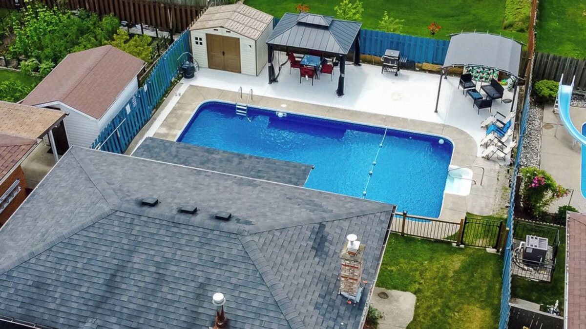 Niagara Falls House | Luxurious Bungalow near falls and Marineland with Heated Pool