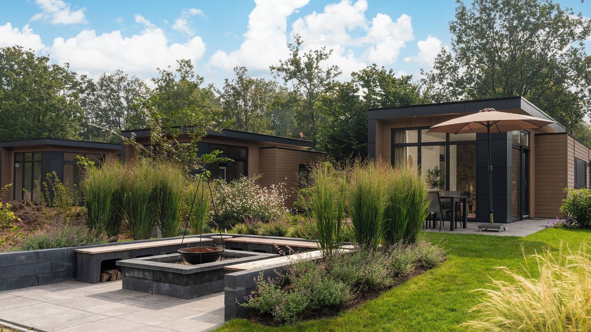 Lieren House | Luxurious Cannenburch Deluxe, atmospheric outdoor area and lounge with outdoor fireplace.