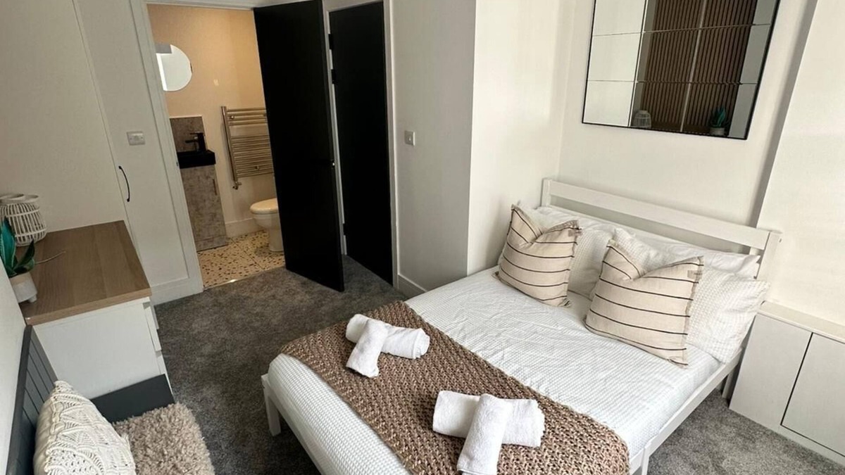 Adamsdown House | Luxurious Central 5 Double Bedroom Home | 3 Floors