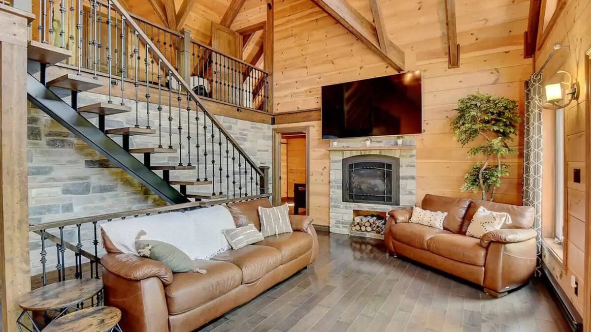 Saint-Calixte Ski Chalet | Luxurious chalet featuring a jacuzzi, pool, small lake, sauna and pool table.