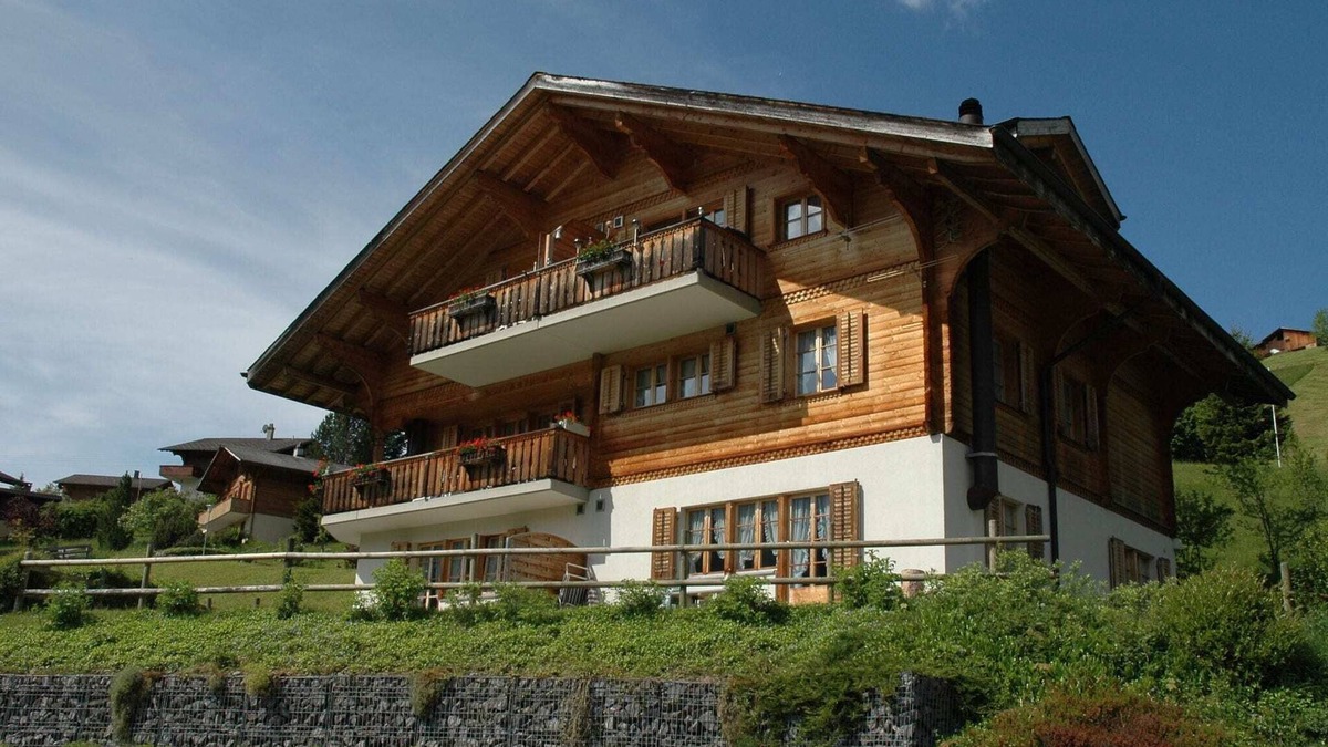 Ruedisbach Ski Chalet | Luxurious Chalet in Habkern with Private Garden