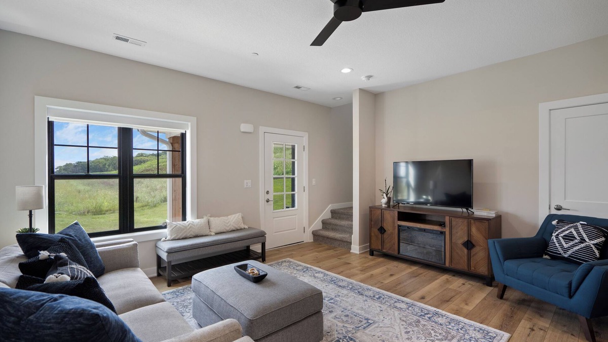 Booneville House | Luxurious Comfort & Convenience