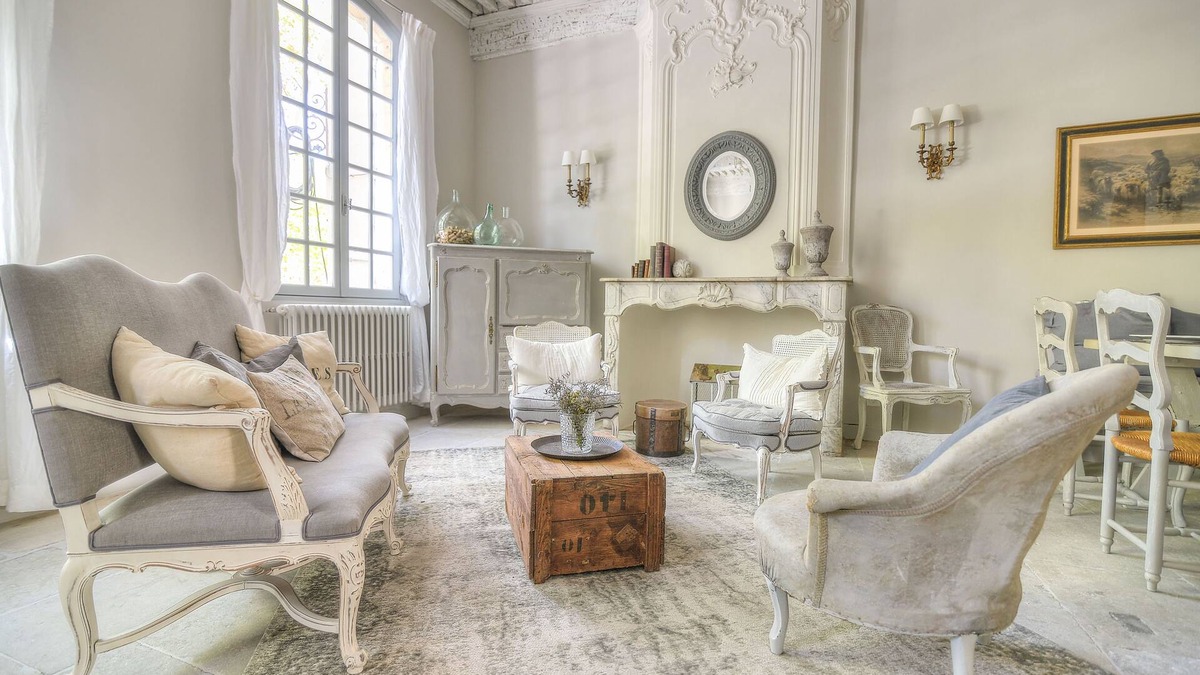Uzes Apartment | Luxurious & comfortable apartment overlooking the Place aux Herbes