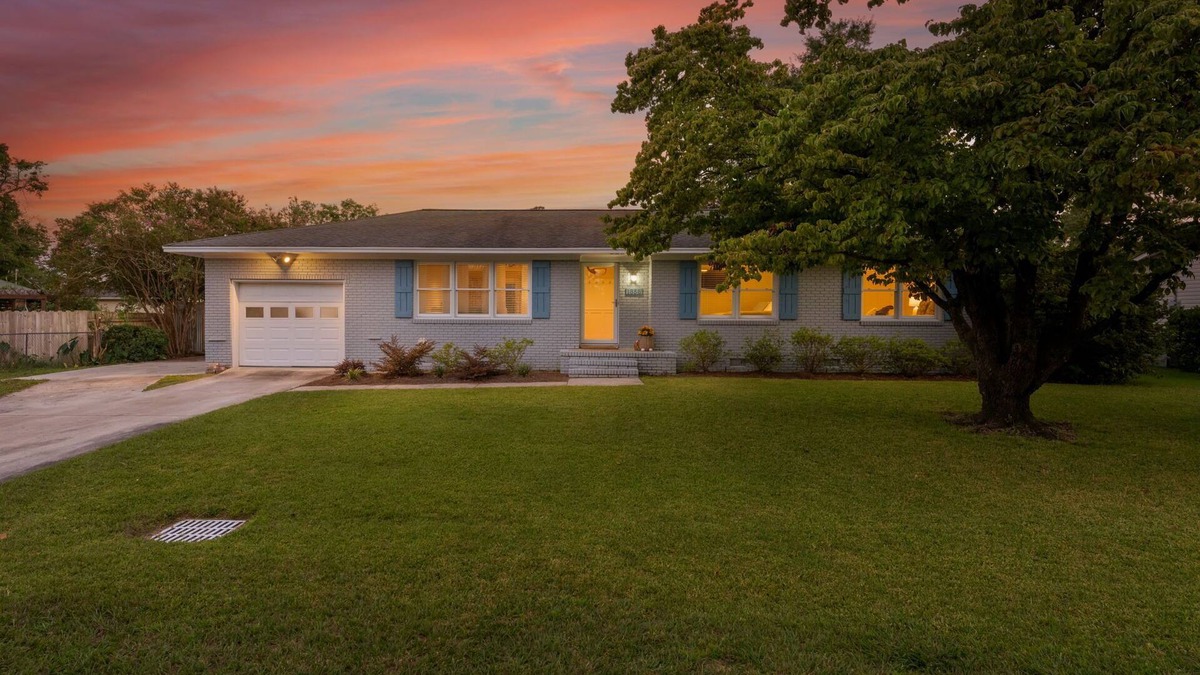 Kings Grant House | Luxurious & Comfy Haven: Prime Location ~ Pool ~ Hot Tub ~ Fire Pit ~ Gym ~ Pkg!