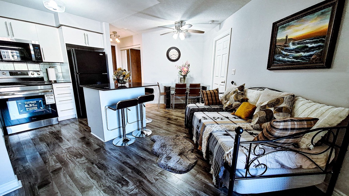 Downtown Mississauga Condo | Luxurious Condo by Celebration Square & Square One