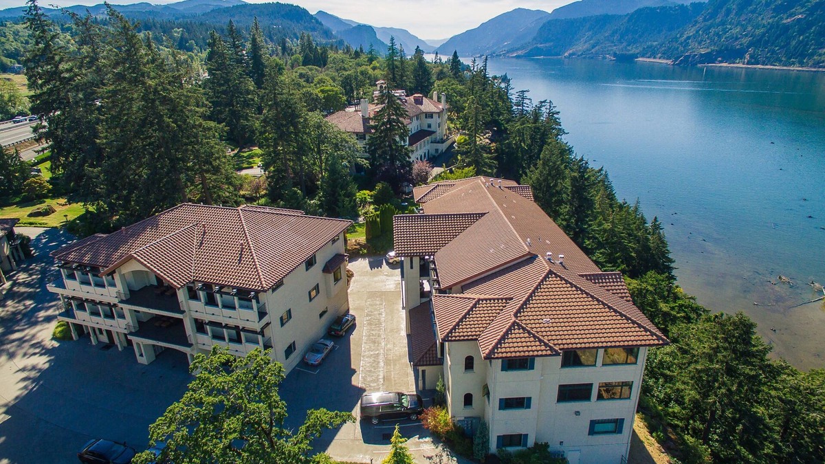Hood River Condo | Luxurious Condominium 1 - 3 bedrooms available